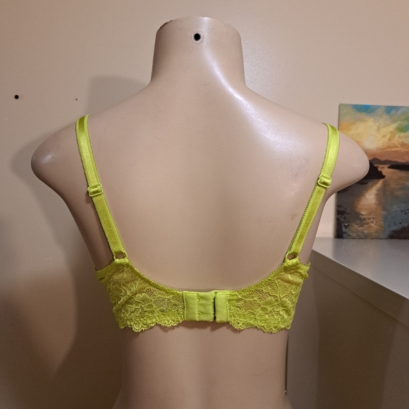 🚨Bundle Alert🚨 2 VS push up bras 36D - Picture 3 of 10